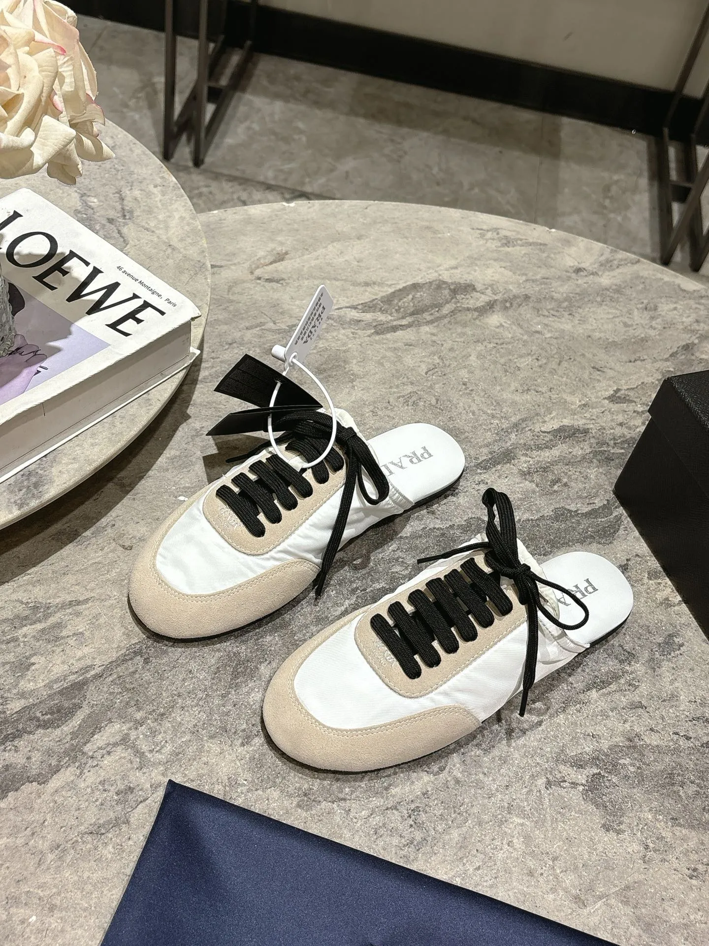 👟👟Ex-factory price 502👟👟 Prada Prada spring and summer show thin-soled moral training shoes for women. The 25ss show style item with the highest export rate. The suede upper has a texture, and the inner sheepskin is wrapped. It is soft and waxy. The insole is thickened with lambskin. It is extremely comfortable to step on, has a sense of support, and feels well wrapped. The shoe shape is full of wrapping, light, easy to wear and practical, a casual shoe, original molded rubber outsole Size: 35-39 (40 41 customized, non-refundable)